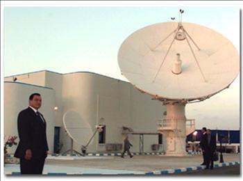 الرئيس المصري حسني مبارك خلال إطلاق «نايل سات 102» في العام 2000